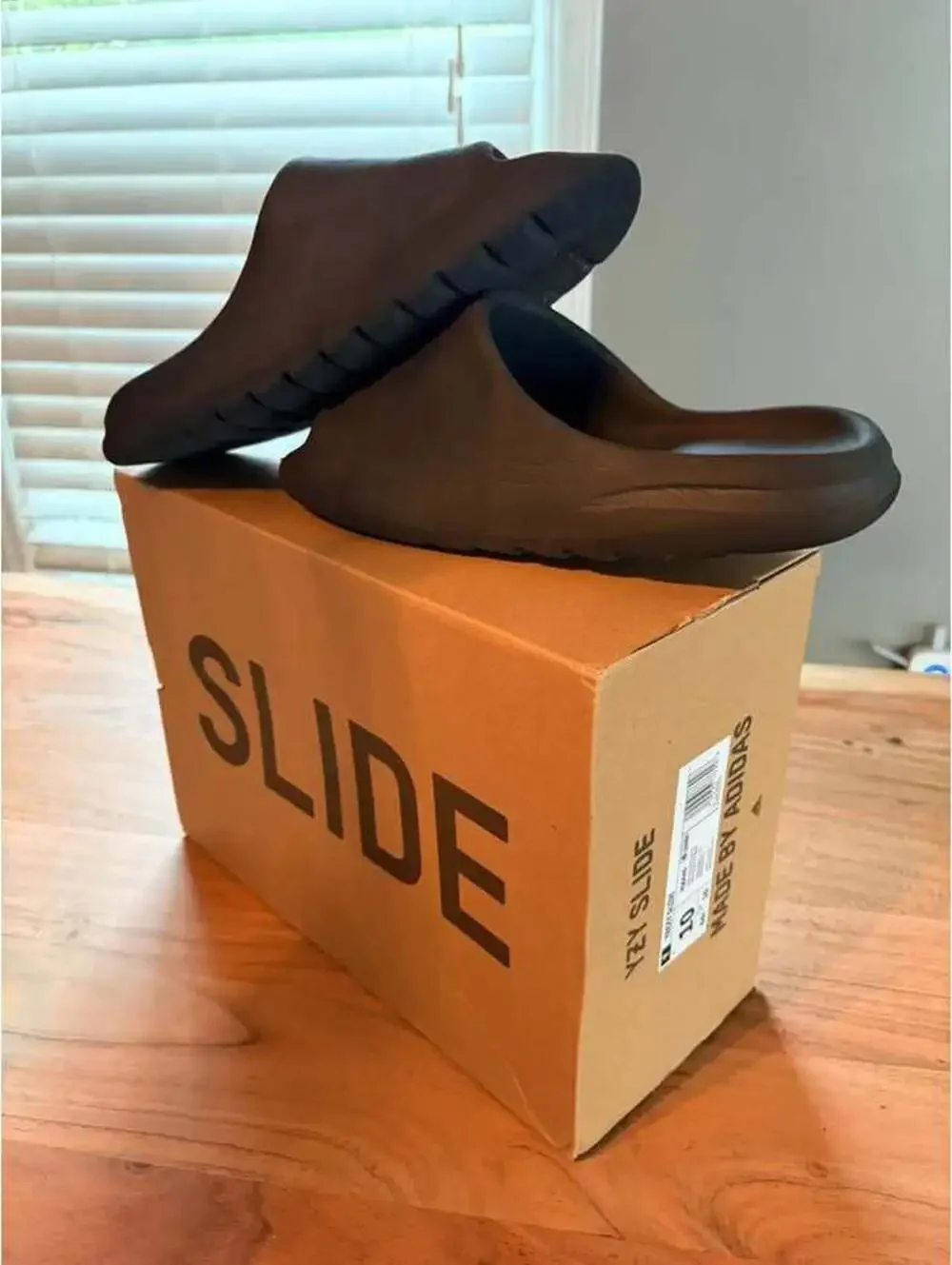 Adidas Yeezy Slide YZY Onyx Size 10 Damaged